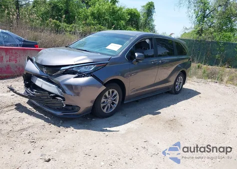 2021 Toyota Sienna Le z USA, uszkodzony, nr VIN 5TDKSKFC4MS004345
